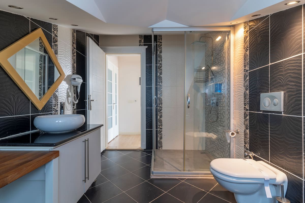 deluxe apartment | bathroom | shower, rainfall showerhead, free toiletries, hair dryer