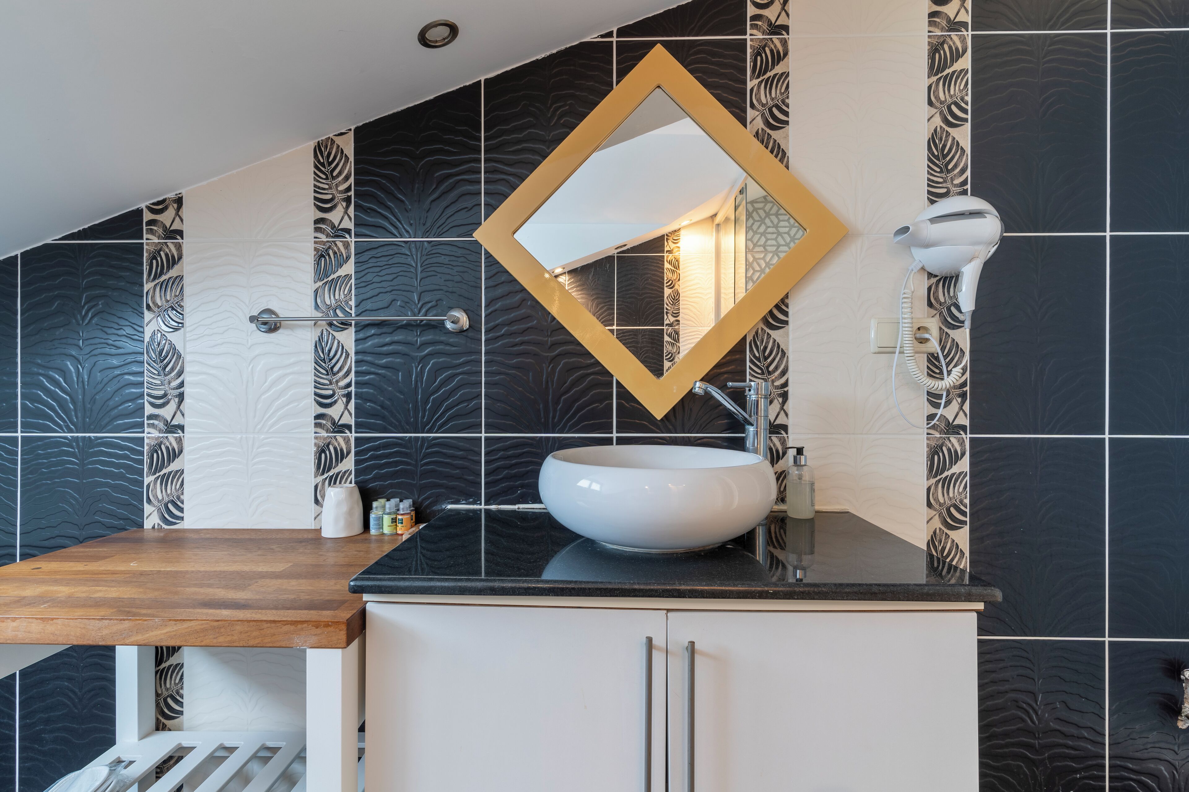 deluxe apartment | bathroom | shower, rainfall showerhead, free toiletries, hair dryer