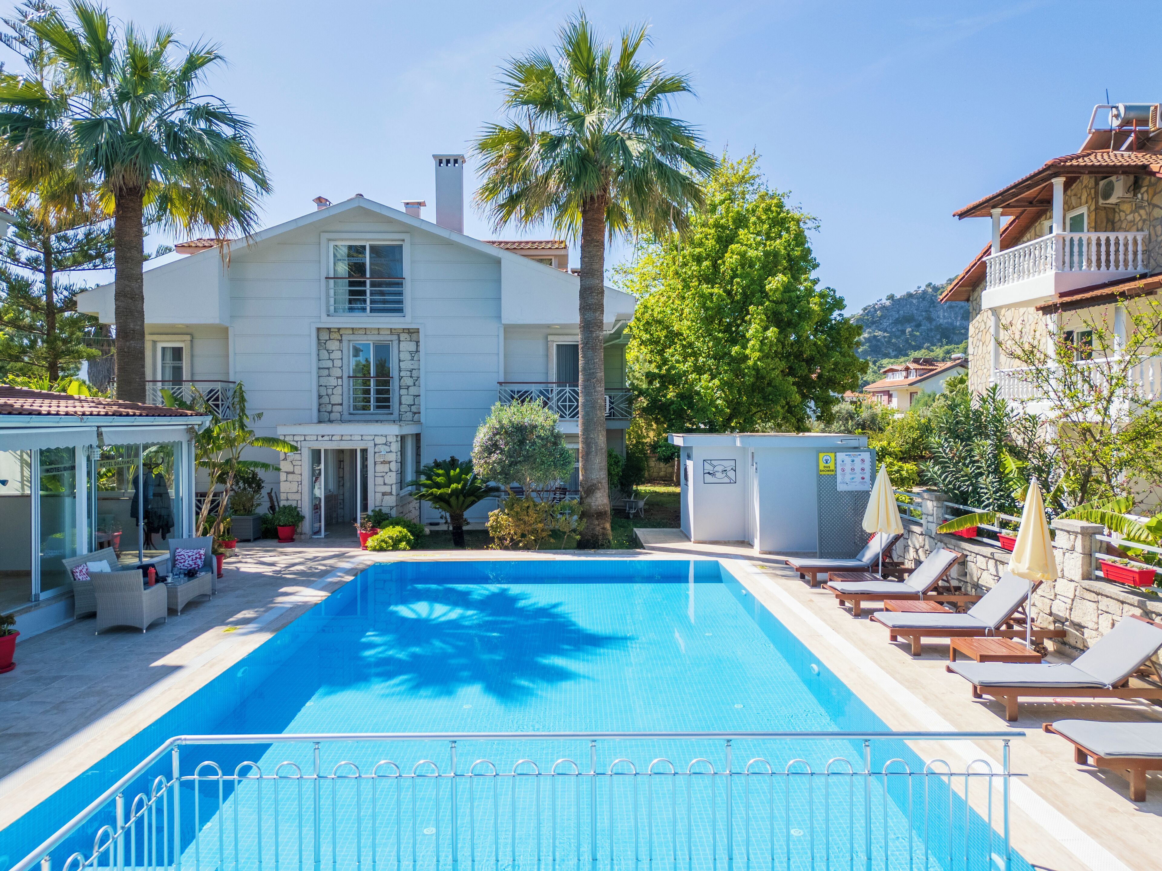 Una piscina al aire libre de temporada (de 09:00 a 18:00), sombrillas