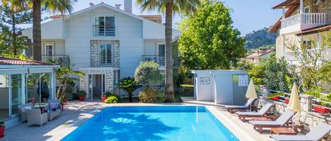 Una piscina al aire libre de temporada (de 09:00 a 18:00), sombrillas