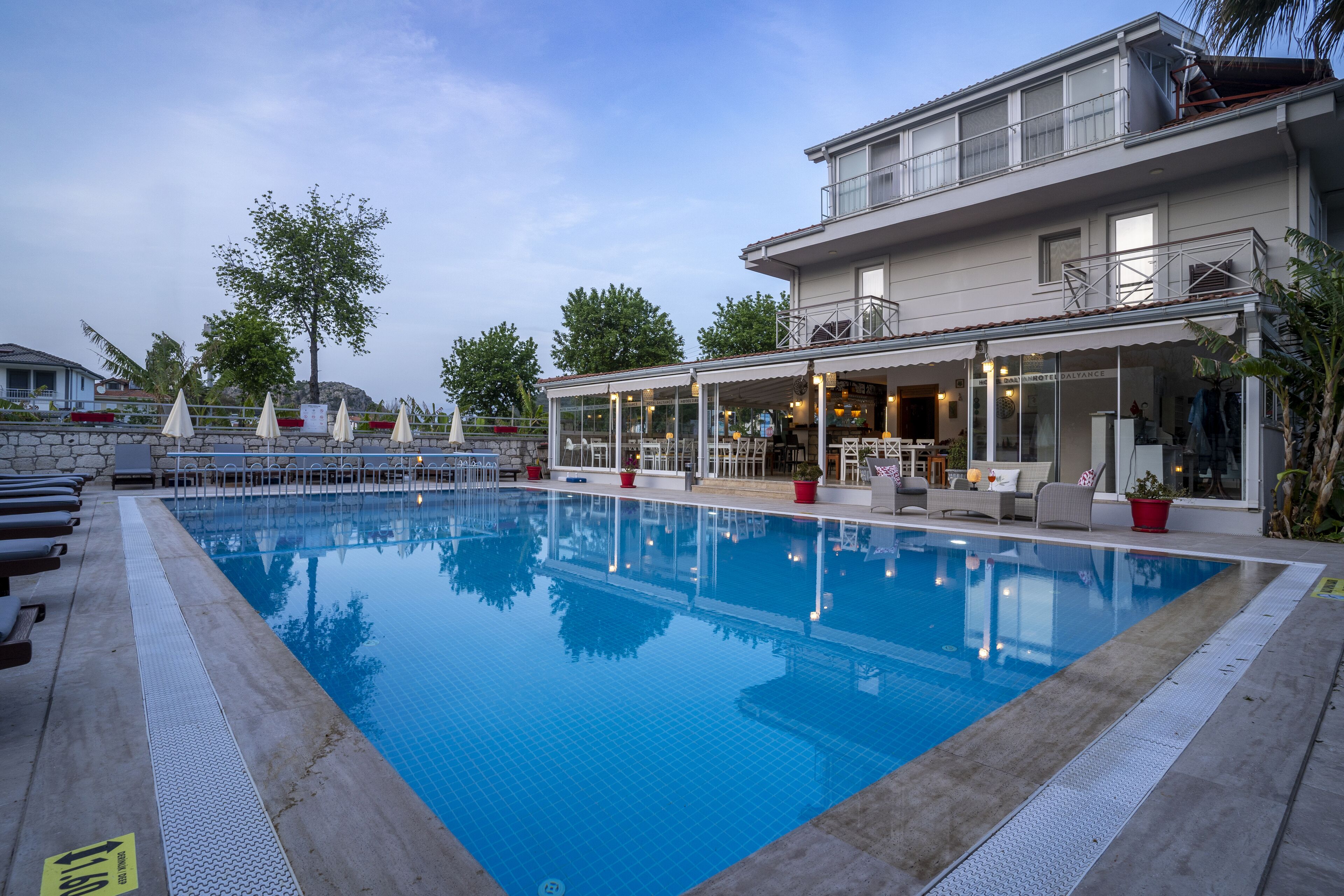 Piscina externa sazonal, funciona das 9h às 18h, guarda-sóis