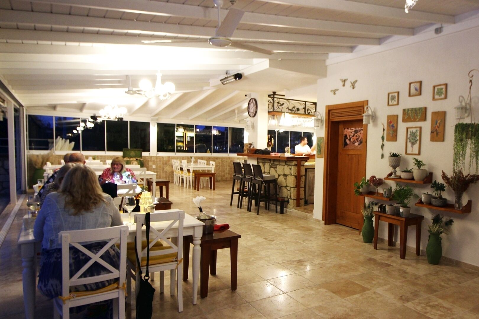 breakfast, lunch and dinner served