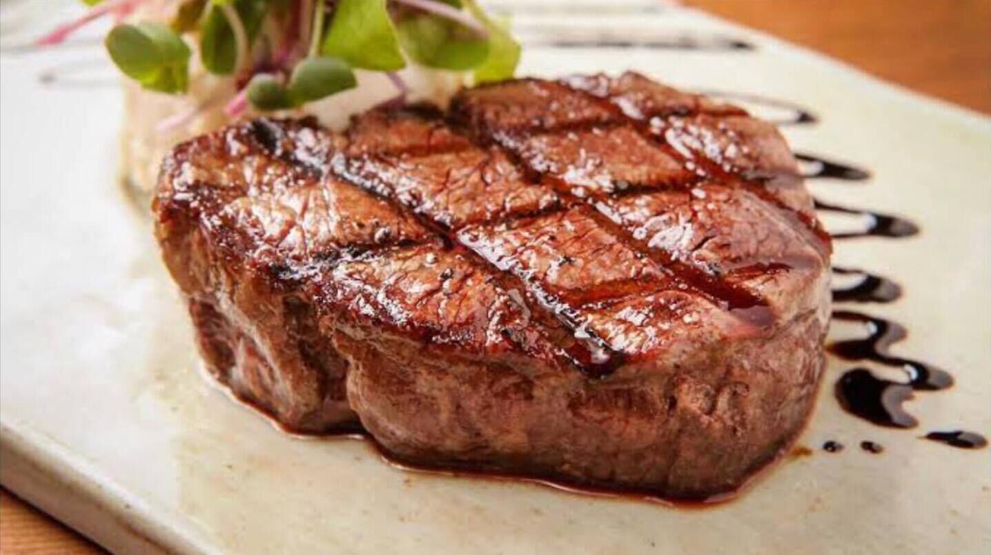 Un bife con marcas de la parrilla en un plato.