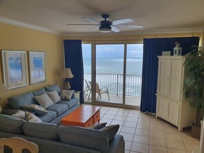 Téléviseur connecté, lecteur de DVD, sélection de films