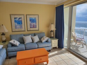 Téléviseur connecté, lecteur de DVD, sélection de films