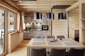 Chalet Comfort, 2 kamar tidur, pemandangan gunung | Dapur pribadi | Lemari es besar, microwave, kompor, dan mesin pencuci piring