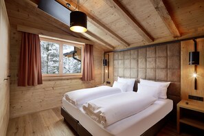 In-room safe, free cots/infant beds, free WiFi, bed sheets - Zugspitz Lodge (Ehrwald)