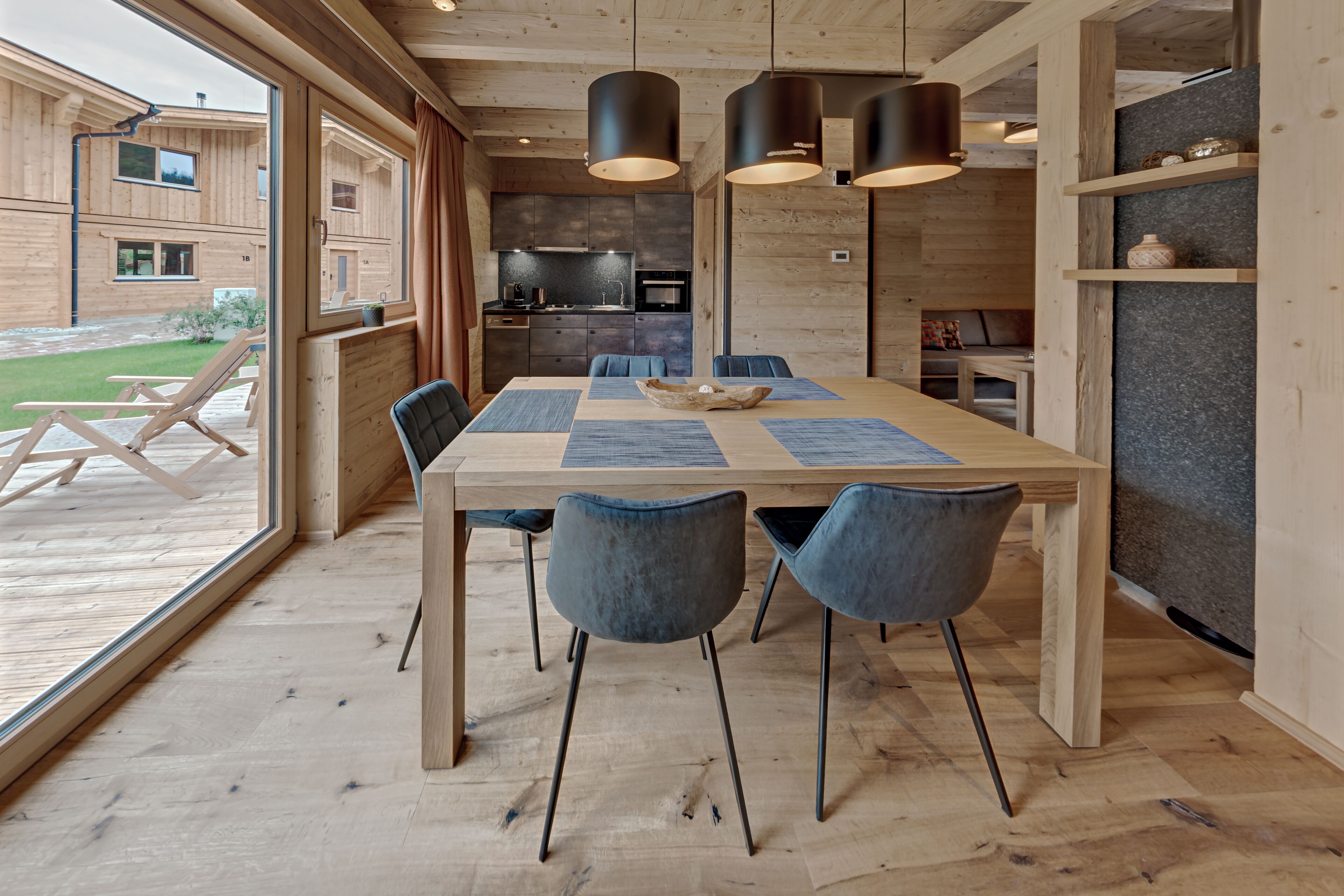 Großer Kühlschrank, Mikrowelle, Herdplatte, Geschirrspüler