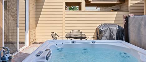 Townhome, 2 Bedrooms | Outdoor spa tub