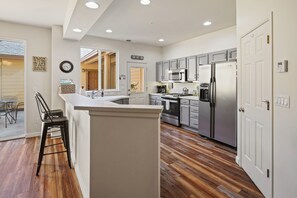 Maison mitoyenne, 2 chambres | Cuisine privée | Réfrigérateur, micro-ondes, four, plaque de cuisson