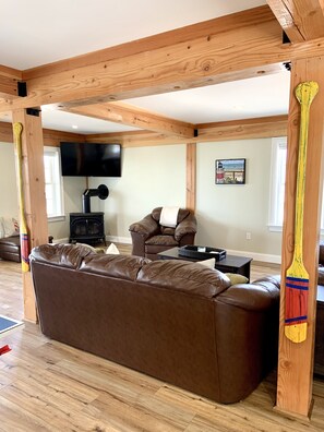 Smart TV, fireplace, table football, ping pong - 7 Bed - Private Beach - Ocean Front w/Boat Moorings - Fully Remodeled  (Plymouth)