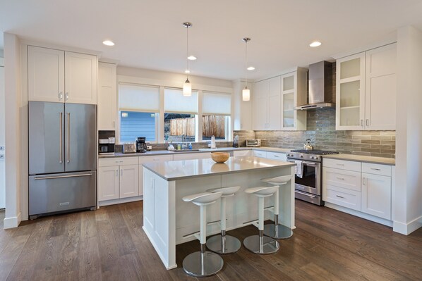 House, 4 Bedrooms | Private kitchen | Fridge, microwave, oven, stovetop - Hillside Haven 4 Bedroom Home by RedAwning (Bend)