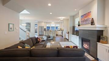 House, 4 Bedrooms | Living area | TV