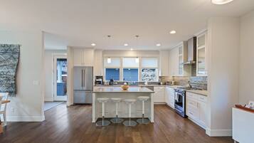 House, 4 Bedrooms | Private kitchen | Fridge, microwave, oven, stovetop