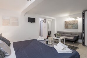 Apartment, 1 Queen Bed | Living area