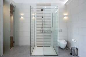 Villa | Baño | Tina y regadera independientes y tina de hidromasaje 