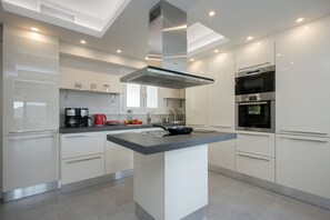 Villa | Eigene Küche | Großer Kühlschrank, Mikrowelle, Ofen, Herdplatte