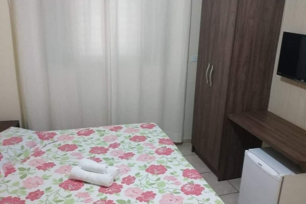 Standard Room, 1 Queen Bed, Non Smoking | Iron/ironing board, free WiFi, bed sheets