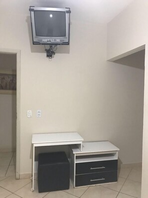 Tabla de planchar con plancha, wifi gratis, ropa de cama