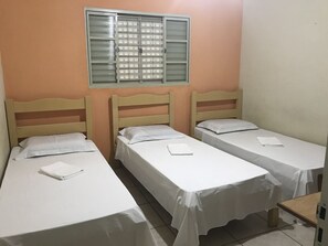 Traditional-Dreibettzimmer, 3 Einzelbetten, Nichtraucher | Bügeleisen/Bügelbrett, kostenloses WLAN, Bettwäsche