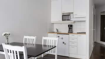City Apartment | Private kitchen | Fridge, microwave, stovetop, dishwasher