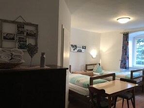 Triple Room | Desk, free WiFi
