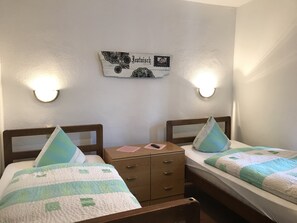 Triple Room | Desk, free WiFi