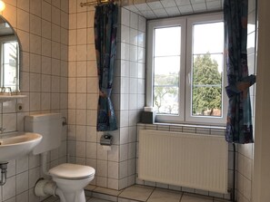 Triple Room | Bathroom | Shower, free toiletries