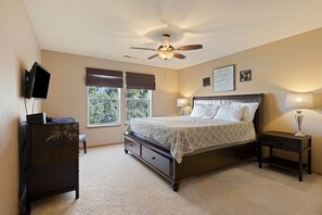 4 bedrooms, desk, free WiFi - Quiet River   *30 Day Minimum 4 Bedroom Townhouse by RedAwning (Bend)