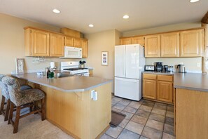 House, 4 Bedrooms | Private kitchen | Fridge, oven, coffee/tea maker, toaster