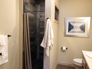 Bañera con ducha, secador de pelo, toallas, jabón