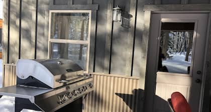 Bearhat Cabin - Private Outdoor Hot Tub - Glacier Country Cabins and Rec, Inc.