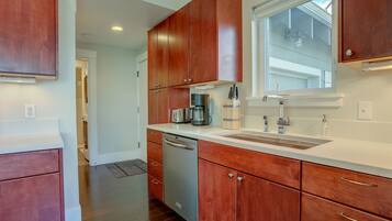 House, 3 Bedrooms | Private kitchen | Fridge, microwave, oven, stovetop