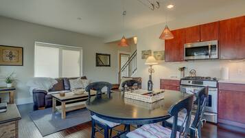 House, 3 Bedrooms | Private kitchen | Fridge, microwave, oven, stovetop