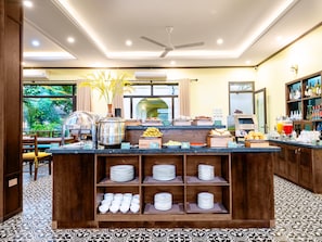 Daily buffet breakfast (VND 80000 per person)