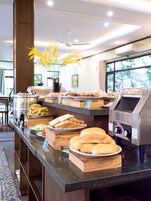 Se ofrece un desayuno bufé (80000 VND por persona)