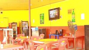 供應早餐  、午餐及晚餐