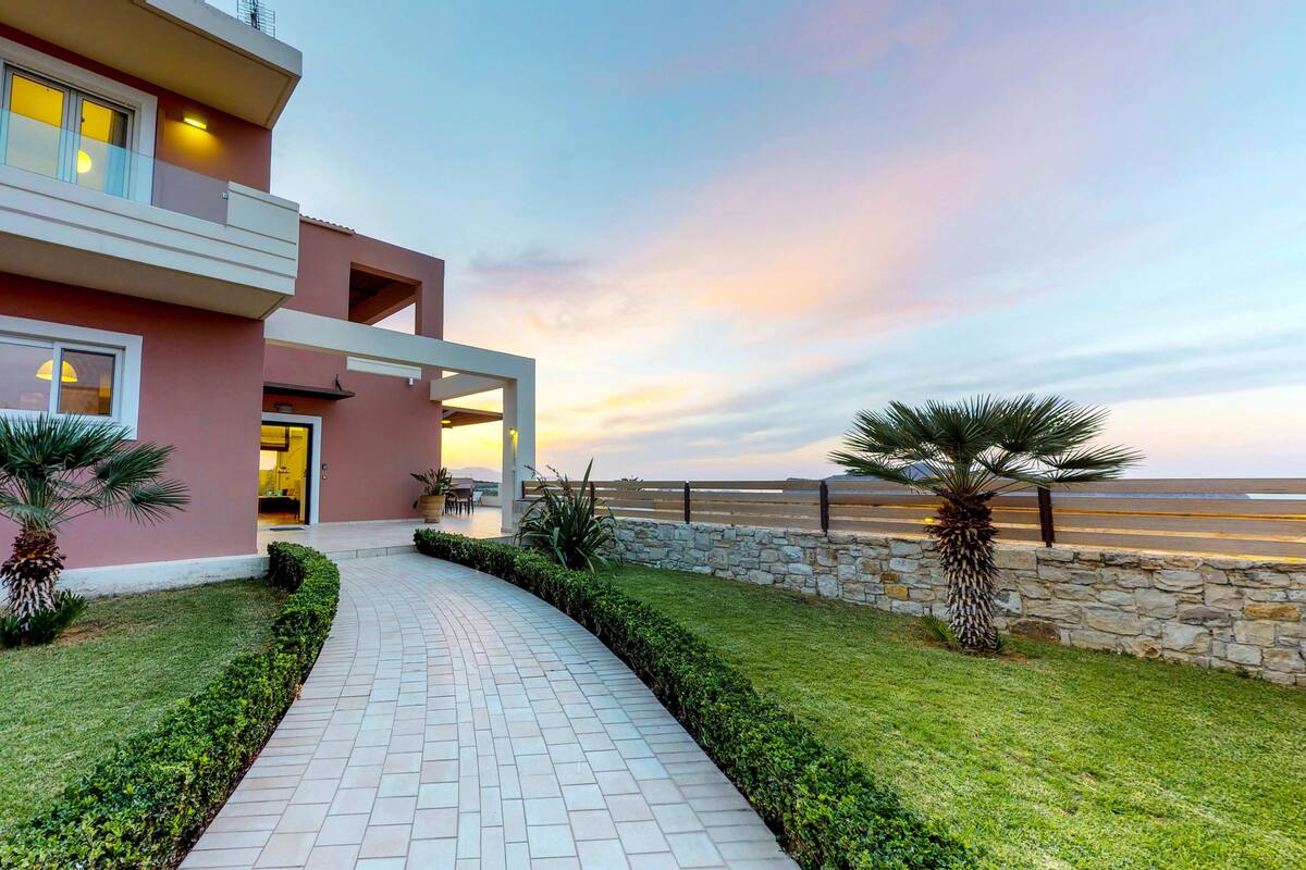 Luxury Villa | Terrace/patio