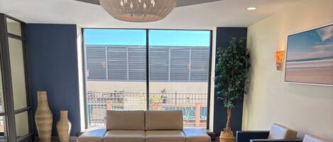 Smart-TV, DVD-Player, Tischtennisplatte, Bücher