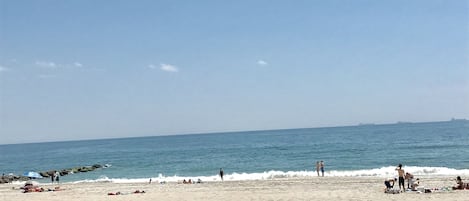 En la playa, camastros y toallas de playa