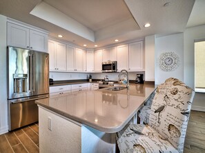 Fridge, microwave, oven, stovetop - Sandpiper's Cove 201 Sandpiper's Cove Luxury 3 Bedroom 2 Bathroom (Clearwater Beach)