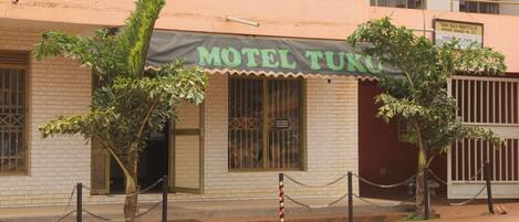 Vista frontal de la propiedad