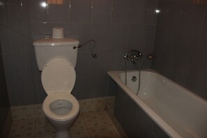 Standard Room | Bathroom | Deep soaking tub, free toiletries, slippers, towels