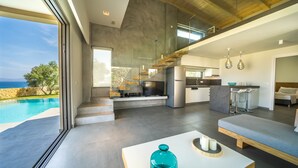Un interior moderno con piscina, cocina y zona de estar.