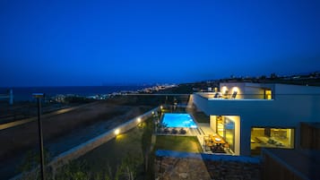 Fachada da propriedade à noite