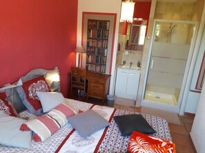 3 bedrooms, iron/ironing board, travel cot, free WiFi