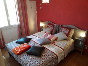 3 habitaciones, tabla de planchar con plancha y cuna de viaje 