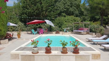 Een buitenzwembad en een verwarmd zwembad