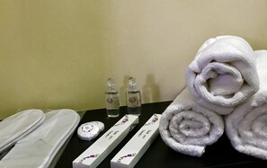 Shower, free toiletries, hair dryer, bathrobes - Orient Hotel (Osh)