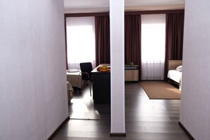 Habitación triple estándar | Escritorio, cortinas opacas, sistema de insonorización